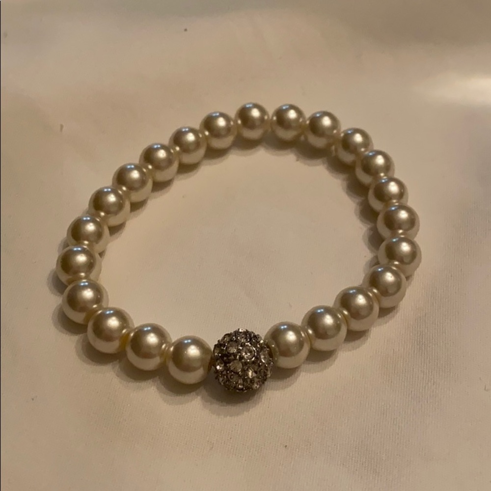 Pearl bracelet with crystal and silver bead.